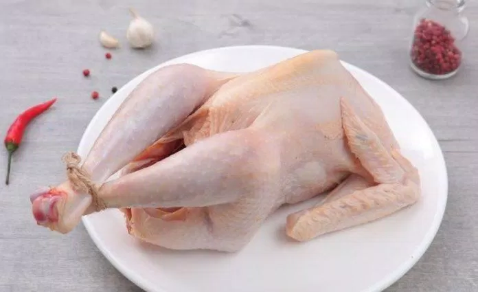Cách sơ chế gà được sạch và không bị tanh (Nguồn: Internet)