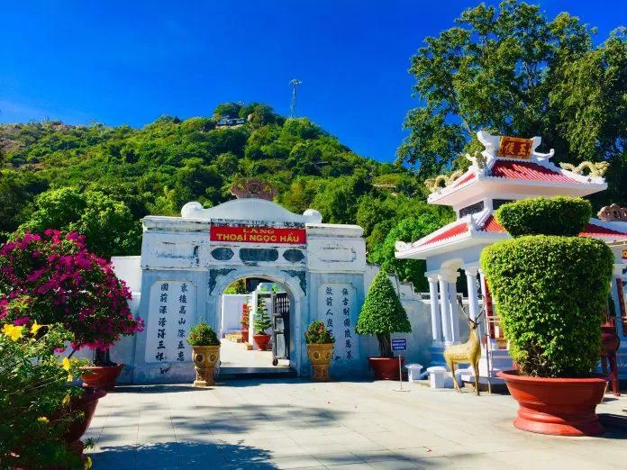 Cổng Lăng Thoại Ngọc Hầu (Ảnh: Kim Cúc). Cổng Lăng Thoại Ngọc Hầu (Ảnh: Kim Cúc).