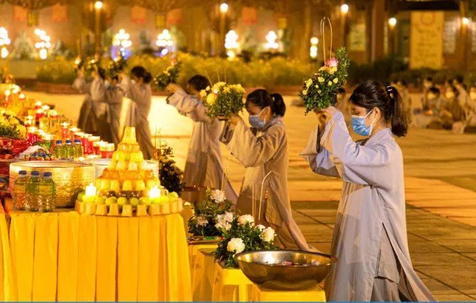 Do ảnh hưởng của đại dịch COVID-19, bạn hãy chú ý bảo vệ sức khỏe nếu có ý định đi dâng hương tại các chùa nhé (Nguồn: Internet). Do ảnh hưởng của đại dịch COVID-19, bạn hãy chú ý bảo vệ sức khỏe nếu có ý định đi dâng hương tại các chùa nhé (Nguồn: Internet).