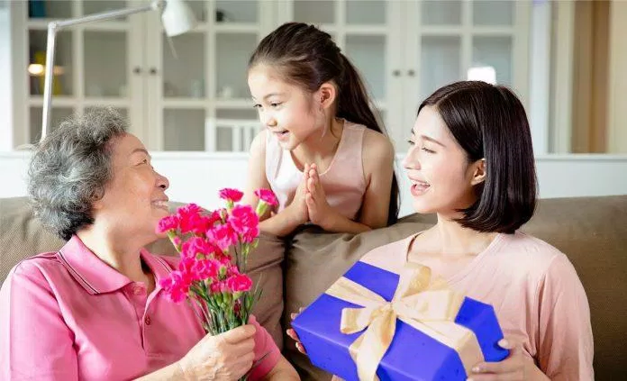 Không cần phải là món quà đắt tiền, có thể là bó hoa tươi cho mẹ hay ấm trà cho cha đều thể hiện lòng thành của bạn (Nguồn: Internet). Không cần phải là món quà đắt tiền, có thể là bó hoa tươi cho mẹ hay ấm trà cho cha đều thể hiện lòng thành của bạn (Nguồn: Internet).