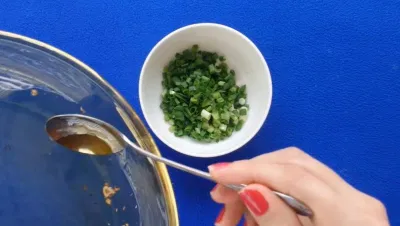 Làm mỡ hành từ dầu phi hành tím trước đó (ảnh:)