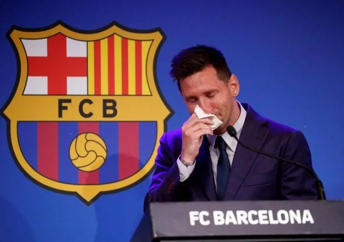 Messi khóc nức nở trong buổi họp báo chia tay Barca (Nguồn: Internet)