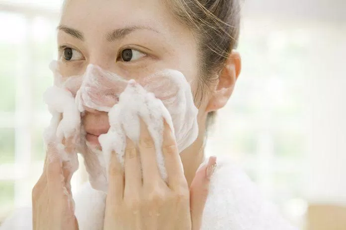 Rửa mặt với sữa rửa mặt 2 lần/ngày giúp tăng hiệu quả làm sạch (Ảnh: Internet).