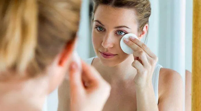 Tẩy trang giúp lấy đi cặn make up tốt hơn (Ảnh: Internet).
