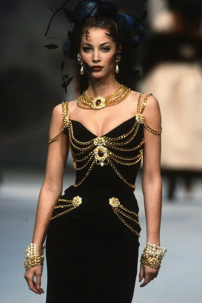 Christy Turlington diện thiết kế đầm cocktail tuyệt đẹp của Chanel trong buổi Haute Couture Xuân/Hè năm 1992 (Ảnh: Internet).