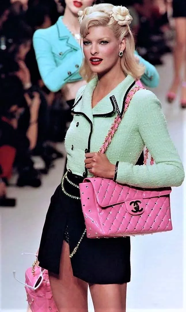 Linda Evangelista là một mảnh ghép trong "The Trinity" - bộ ba quyền năng cùng với Naomi Campbell và Christy Turlington (Ảnh: Internet). Linda Evangelista là một mảnh ghép trong "The Trinity" - bộ ba quyền năng cùng với Naomi Campbell và Christy Turlington (Ảnh: Internet).