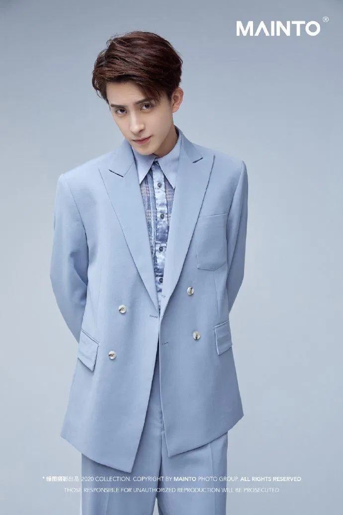 Ngao Ngụy Bằng lĩnh lãm trong bộ vest xanh (Ảnh: Internet)