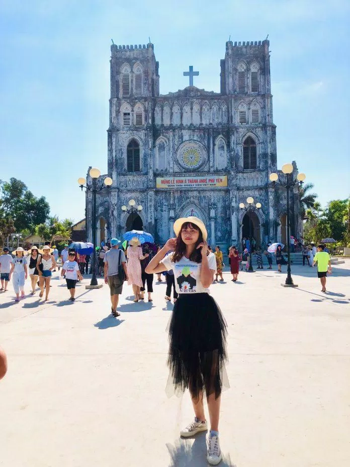 Trước cửa nhà thờ Mằng Lăng (Ảnh: Kim Cúc). Trước cửa nhà thờ Mằng Lăng (Ảnh: Kim Cúc).