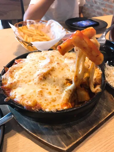 Teokbokki của Papas' Chicken Mỹ Đình (Ảnh Papas' Chicken Mỹ Đình) Top 10 quán gà rán ngon tại Hà Nội mà dân chơi hệ gà không nên bỏ lỡ! bảo quản máy rửa mặt Barsak Bonchon Chicken Vietnam Chicken BROS don chicken gà rán Gà Rán KucCu Hà Nội King Dakgalbi Món ngon quận Cầu Giấy Món ngon quận Hai Bà Trưng nhà hàng Nhà Hàng Gà Nollowa Papas Chicken Mỹ Đình quán gà rán ngon tại Hà Nội Ririmimi Food Tea thông tin Top 10 Vons Chicken