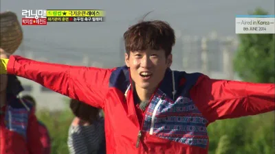 Park Ji Sung khiến các thành viên cảm thấy vô cùng bất ngờ và vinh dự khi có một cầu thủ nổi tiếng làm khách mời. (Ảnh: Internet). Park Ji Sung khiến các thành viên cảm thấy vô cùng bất ngờ và vinh dự khi có một cầu thủ nổi tiếng làm khách mời. (Ảnh: Internet).