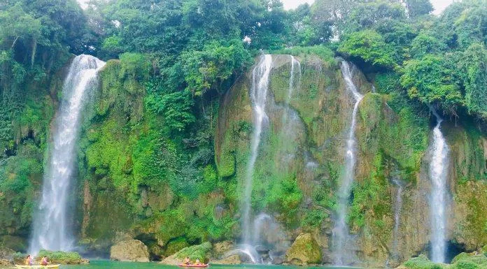 Hoạt động chèo kayak ở thác phụ (Nguồn: Kim Cúc). Hoạt động chèo kayak ở thác phụ (Nguồn: Kim Cúc).