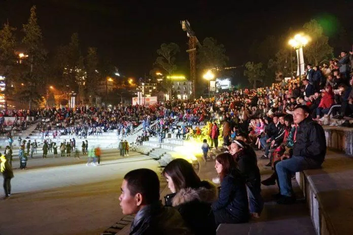 Quảng trường Sapa thu hút khách du lịch về đêm (Nguồn: Nhật Linh).