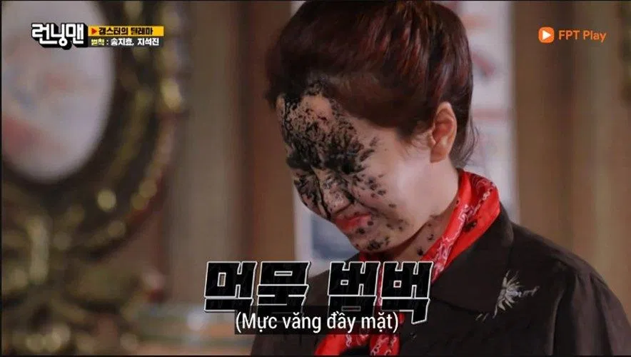 Tưởng chừng may mắn sẽ đứng về phía Ji Hyo nhưng cô nàng lại bị anh cả Ji Suk Jin lựa chọn được khẩu súng có mực. (Ảnh: Internet). Tưởng chừng may mắn sẽ đứng về phía Ji Hyo nhưng cô nàng lại bị anh cả Ji Suk Jin lựa chọn được khẩu súng có mực. (Ảnh: Internet).