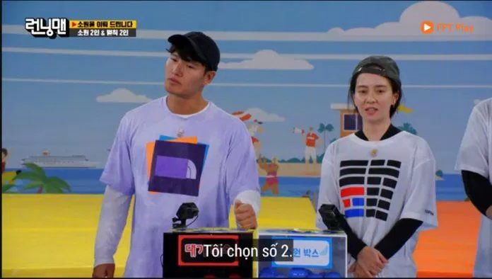 Song Ji Hyo và Kim Jong Kook là hai cái tên được chọn ngẫu nhiên từ hộp quà hình phạt. (Ảnh: Internet). Song Ji Hyo và Kim Jong Kook là hai cái tên được chọn ngẫu nhiên từ hộp quà hình phạt. (Ảnh: Internet).