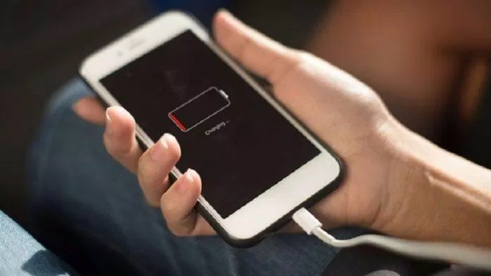Phải làm sao khi cần dùng iPhone mà lại sắp hết pin? (Ảnh: Internet).
