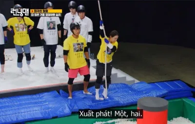 Các thành viên đã có nón để đội, Ji Hyo vẫn chưa có nón bảo hộ. (Ảnh: Internet). Các thành viên đã có nón để đội, Ji Hyo vẫn chưa có nón bảo hộ. (Ảnh: Internet).