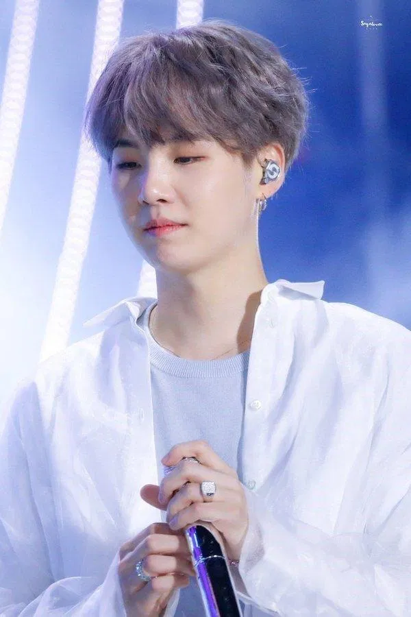 Suga (BTS) Suga (BTS) thần tượng K-Pop chứng minh khuôn mặt tròn thể hiện độ đáng yêu đỉnh cao. (Nguồn: Internet)
