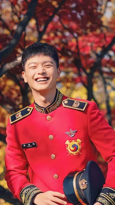 Yook Sungjae trong trang phục người lính (Nguồn: Internet). Yook Sungjae trong trang phục người lính (Nguồn: Internet).