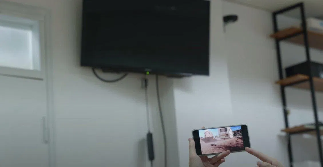 Netflix cũng chặn luôn việc người dùng cast nội dung lên TV từ Smartphone (Ảnh: Internet). Netflix cũng chặn luôn việc người dùng cast nội dung lên TV từ Smartphone (Ảnh: Internet).