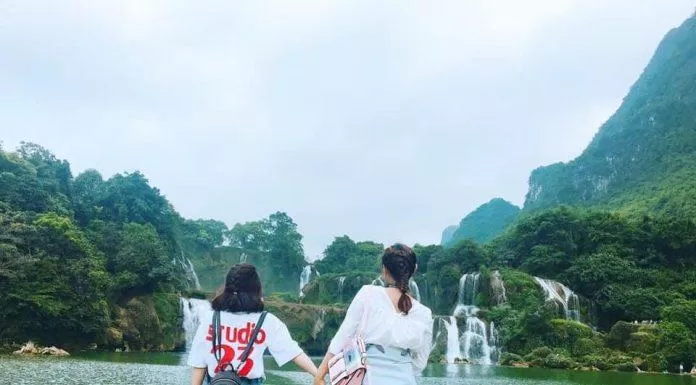 Tham quan thác Bản Giốc (Nguồn: Kim Cúc). Tham quan thác Bản Giốc (Nguồn: Kim Cúc).