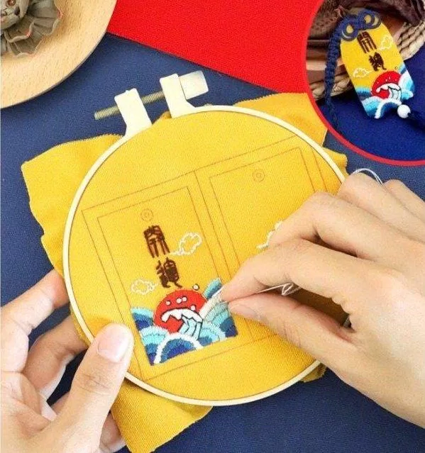 Thêu những chiếc túi may mắn cho người thân sẽ giúp bạn bớt chán mùa dịch (Nguồn: Internet). Thêu những chiếc túi may mắn cho người thân sẽ giúp bạn bớt chán mùa dịch (Nguồn: Internet).