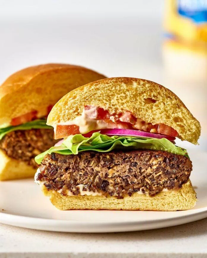 Bánh burger chay vẫn ngon không kém gì loại truyền thống (Ảnh: Internet). Bánh burger chay vẫn ngon không kém gì loại truyền thống (Ảnh: Internet).