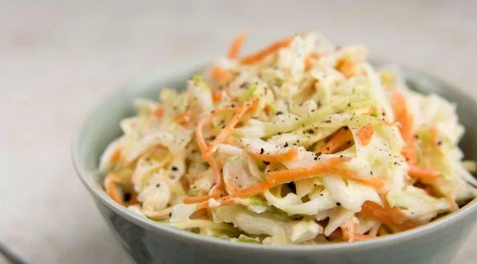 Món bắp cải trộn coleslaw thường chứa nhiều chất béo (Ảnh: Internet).