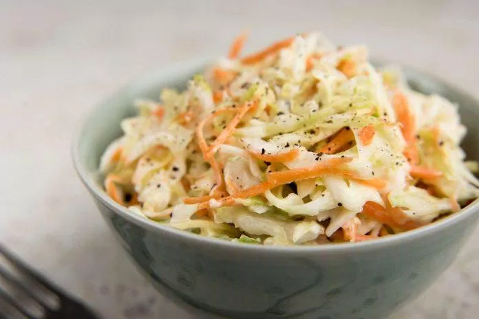 Món bắp cải trộn coleslaw thường chứa nhiều chất béo (Ảnh: Internet).
