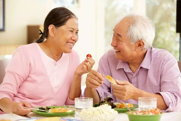 Người lớn tuổi dùng tỏi đen hằng ngày sẽ giúp hạ cholesterol trong máu (Nguồn: Internet)