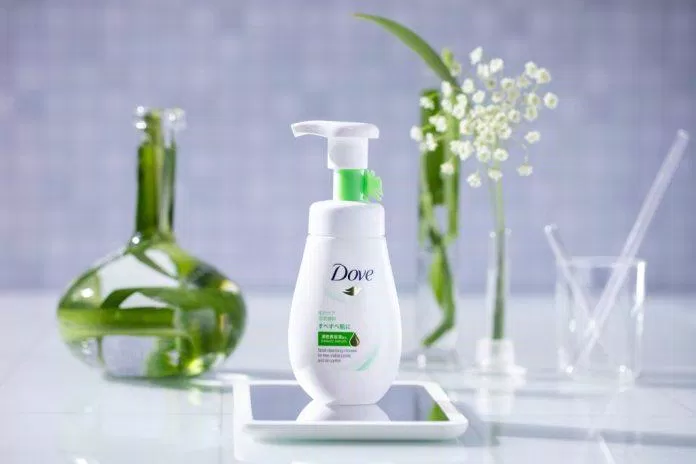 Sữa rửa mặt Dove tinh chất lần này không hề gây căng kít da tẹo nào (Nguồn: Internet)