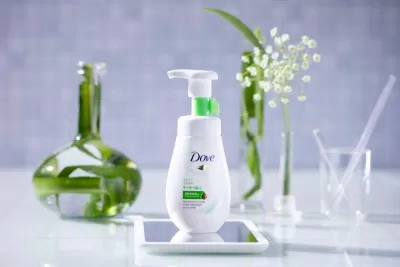 Sữa rửa mặt Dove tinh chất lần này không hề gây căng kít da tẹo nào (Nguồn: Internet) Sữa rửa mặt Dove tinh chất lần này không hề gây căng kít da tẹo nào (Nguồn: Internet)