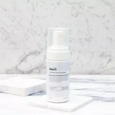 Klairs Rich Moist Foaming Cleanser cực an toàn cho da nhạy cảm (Nguồn: Internet) Klairs Rich Moist Foaming Cleanser cực an toàn cho da nhạy cảm (Nguồn: Internet)