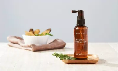 Xịt dưỡng tóc Innisfree với hương thơm thảo mộc giúp sảng khoái tinh thần (Nguồn: Internet) Xịt dưỡng tóc Innisfree với hương thơm thảo mộc giúp sảng khoái tinh thần (Nguồn: Internet)