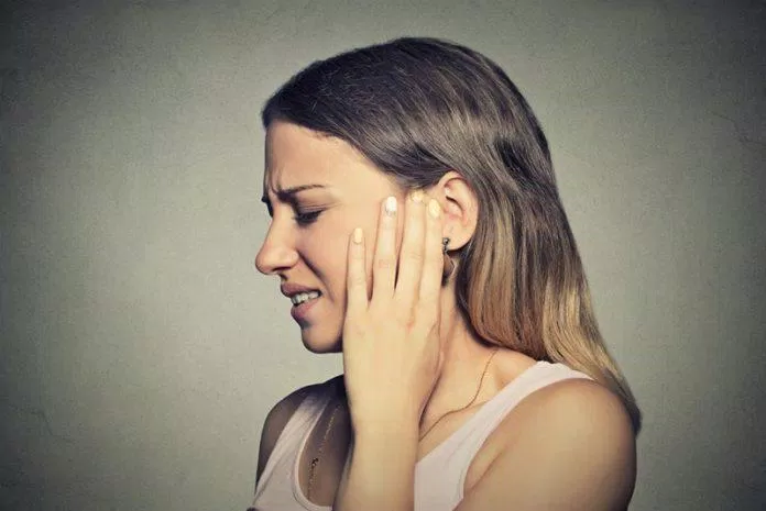 Ù tai là một dấu hiệu lạ của COVID-19 (Ảnh: Internet). Ù tai là một dấu hiệu lạ của COVID-19 (Ảnh: Internet).