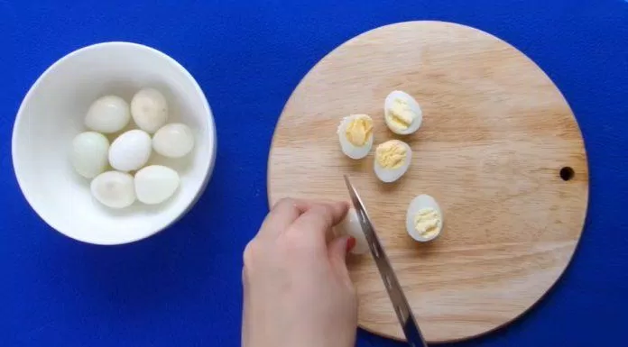 Trứng cút luộc chín, cắt đôi (ảnh: )