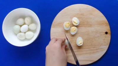 Trứng cút luộc chín, cắt đôi (ảnh: )