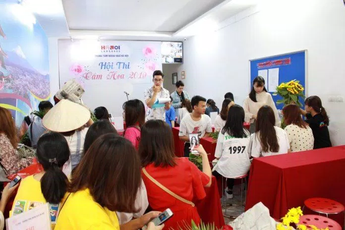Hoạt động ngoại khóa: Cắm hoa (Nguồn: Internet)