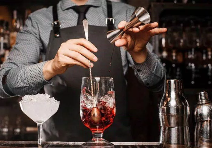 Các bartender với đôi tay thoăn thoắt khiến nhiều người phải nể phục (Ảnh: Internet).