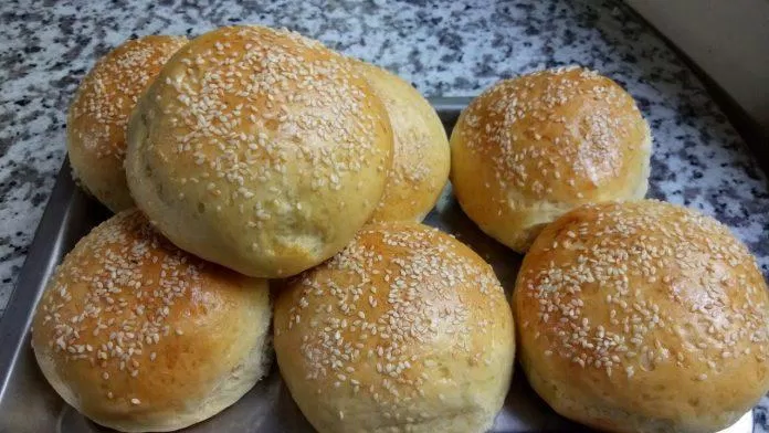Vỏ bánh mì mặt trên thường tốt hơn mặt dưới (Ảnh: Internet). Vỏ bánh mì mặt trên thường tốt hơn mặt dưới (Ảnh: Internet).