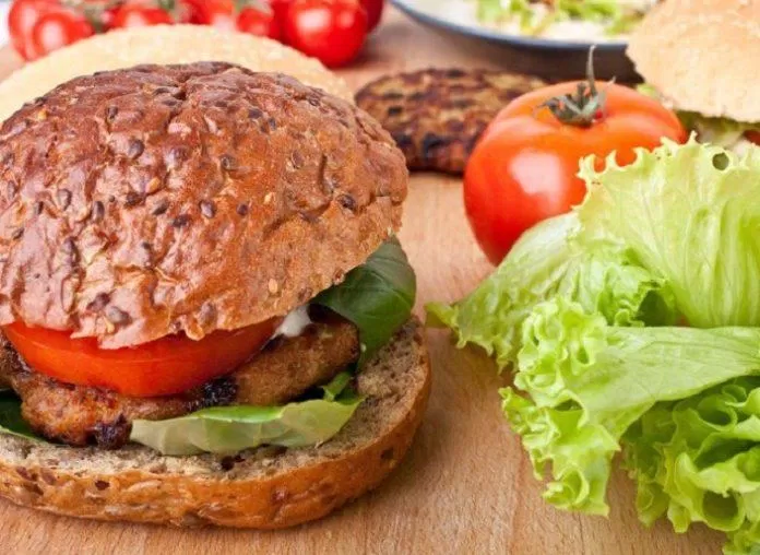 Bánh mì ngũ cốc nguyên hạt tốt hơn nhiều so với bánh mì trắng (Ảnh: Internet). Bánh mì ngũ cốc nguyên hạt tốt hơn nhiều so với bánh mì trắng (Ảnh: Internet).