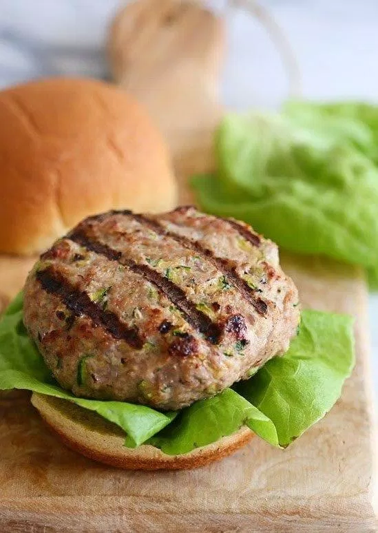 Hamburger với thịt gà tây xông khói (Ảnh: Internet). Hamburger với thịt gà tây xông khói (Ảnh: Internet).