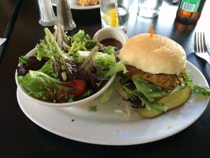 Salad rất hợp để ăn kèm với hamburger (Ảnh: Internet). Salad rất hợp để ăn kèm với hamburger (Ảnh: Internet).