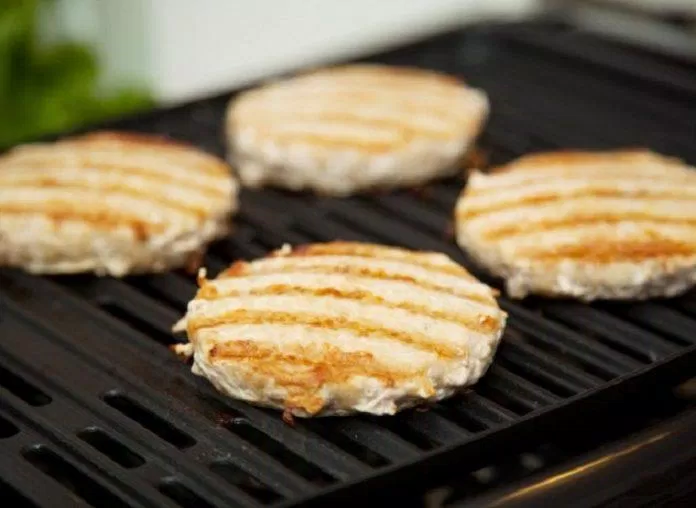 Dùng thịt gà làm hamburger sẽ tốt hơn các loại thịt mỡ (Ảnh: Internet). Dùng thịt gà làm hamburger sẽ tốt hơn các loại thịt mỡ (Ảnh: Internet).