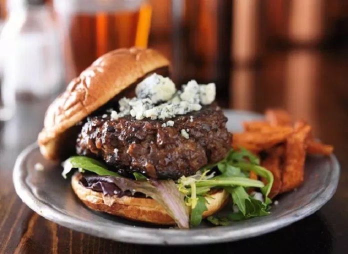 Phô mai xanh cho chiếc bánh hamburger (Ảnh: Internet). Phô mai xanh cho chiếc bánh hamburger (Ảnh: Internet).