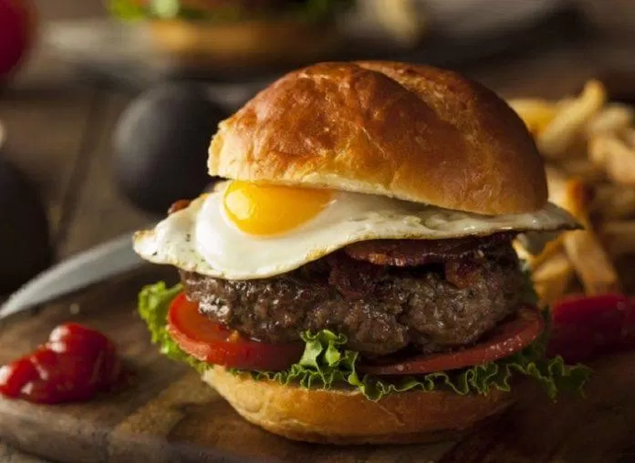 Thử làm hamburger trứng ốp la nhé (Ảnh: Internet). Thử làm hamburger trứng ốp la nhé (Ảnh: Internet).