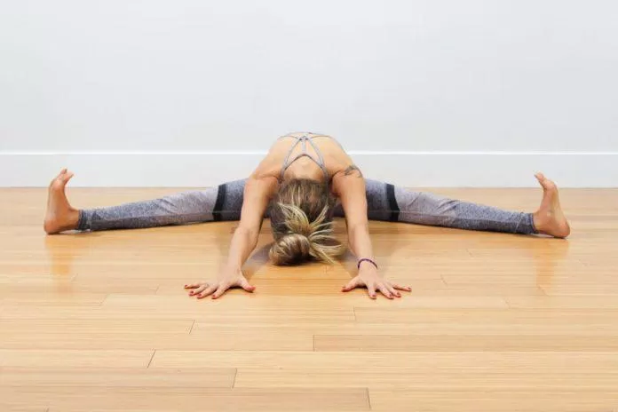 Wide Angle Seated Forward Bend (Tư thế cái compa) (Nguồn: Internet)