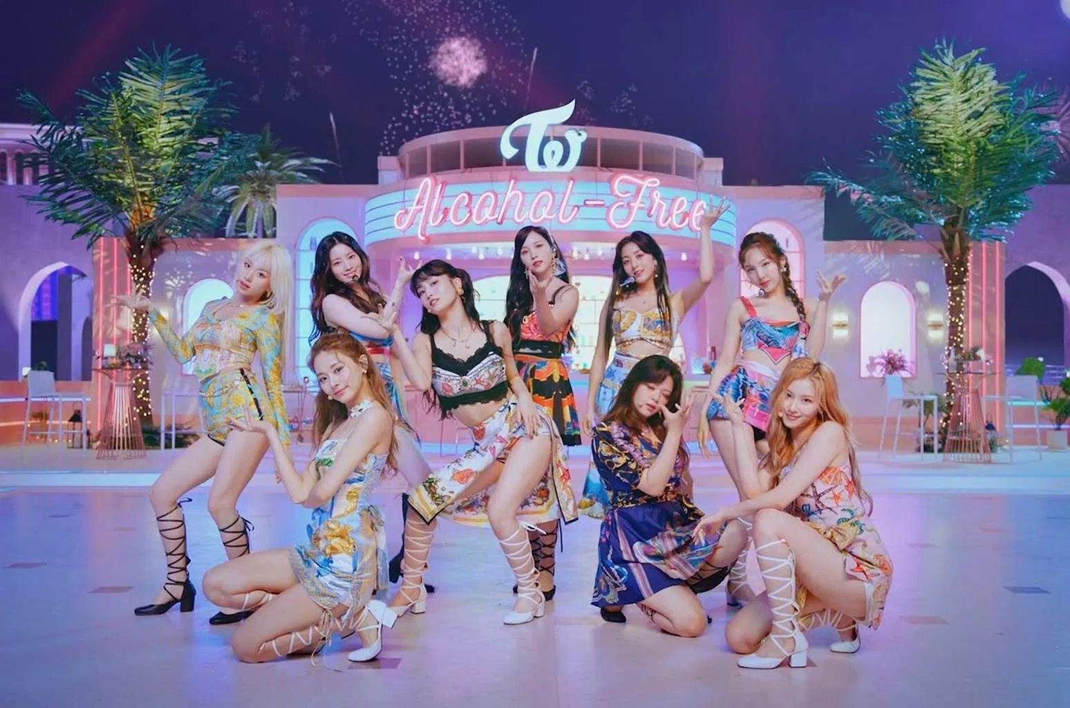 TWICE được biết đến là những con ong chăm chỉ của KPOP (Nguồn: Internet).