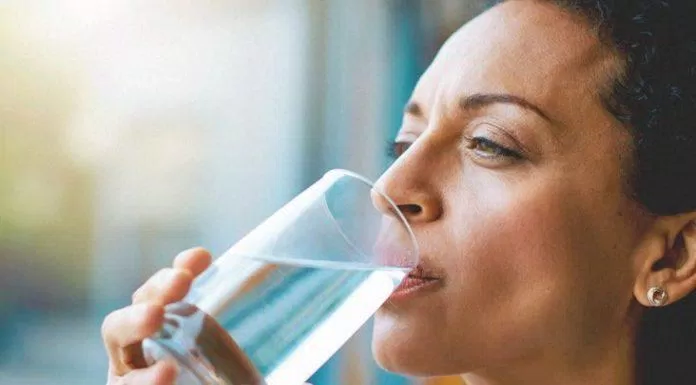 Việc bổ sung đủ nước cho cơ thể là điều vô cùng cần thiết khi uống Isotretinoin để trị mụn (Nguồn: Internet)