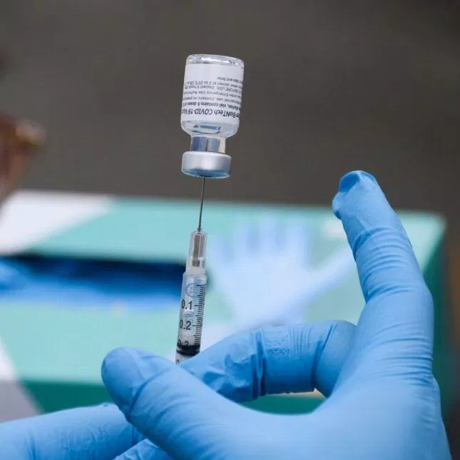 Vaccine COVID-19: Kẻ thừa, người thiếu (Ảnh: Internet). Vaccine COVID-19: Kẻ thừa, người thiếu (Ảnh: Internet).