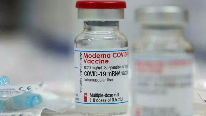 Vaccine COVID-19 của Moderna được sản xuất bằng công nghệ mRNA và cần tiêm 2 liều, đang được nhiều nước sử dụng (Ảnh: Internet).